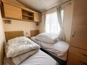 Postel nebo postele na pokoji v ubytování Great 6 Berth Caravan By The Beach At California Cliffs In Scratby Ref 50010L