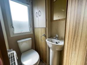 Koupelna v ubytování Caravan With Decking At Southview Holiday Park In Skegness Ref 33005S + 8 fotografií