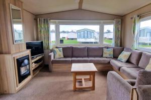 Χώρος καθιστικού στο 8 Berth Caravan For Hire At Manor Park Near To A Great Beach Ref 23041C