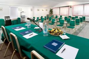 sala konferencyjna z zielonym stołem i krzesłami w obiekcie Park Hotel w mieście Cattolica +37 zdjęć