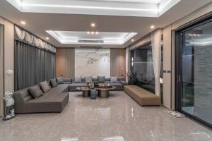 Ein Sitzbereich in der Unterkunft T M L-Manor House 6 bedroom-independent swimming pool and powerful KTV