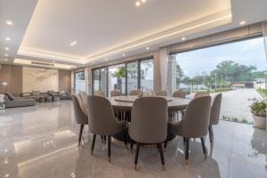 Ein Sitzbereich in der Unterkunft T M L-Manor House 6 bedroom-independent swimming pool and powerful KTV