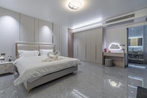 Ein Bett oder Betten in einem Zimmer der Unterkunft T M L-Manor House 6 bedroom-independent swimming pool and powerful KTV