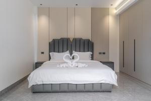 Ein Bett oder Betten in einem Zimmer der Unterkunft T M L-Manor House 6 bedroom-independent swimming pool and powerful KTV