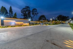 Galeriebild der Unterkunft T M L-Manor House 6 bedroom-independent swimming pool and powerful KTV in Ban Huai Yai