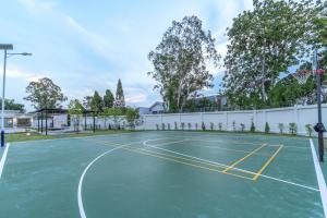 Tennis und/oder Squash in der Unterkunft T M L-Manor House 6 bedroom-independent swimming pool and powerful KTV oder in der Nähe