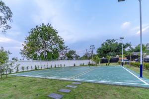 Tennis und/oder Squash in der Unterkunft T M L-Manor House 6 bedroom-independent swimming pool and powerful KTV oder in der Nähe