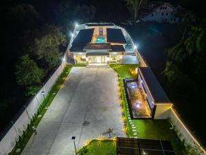 Ein Garten an der Unterkunft T M L-Manor House 6 bedroom-independent swimming pool and powerful KTV