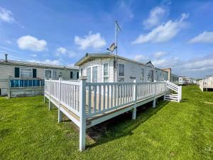 Gallery image of Lovely Caravan With Large Decking At Naze Marine Holiday Park Ref 17306Br in Walton-on-the-Naze +11 photos