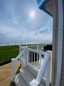 Gallery image of Gorgeous 7 Berth Caravan With Decking And Full Seaviews At Hopton Ref 80053S in Great Yarmouth