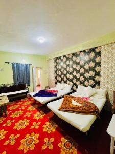Postel nebo postele na pokoji v ubytování Violet Residency Ooty