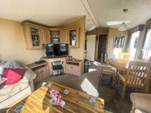 un salon avec un canapé et une table dans l'établissement Stunning 6 Berth Caravan For Hire In Norfolk, Close To The Beach, Ref 19129S, à Scratby 7 autres photos