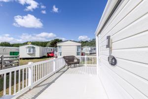 Gallery image of Beautiful, Pet Friendly Caravan By The Beach In Suffolk Ref 40126Nd in Lowestoft
