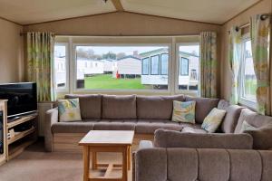 Χώρος καθιστικού στο 8 Berth Caravan For Hire At Manor Park Near To A Great Beach Ref 23041C