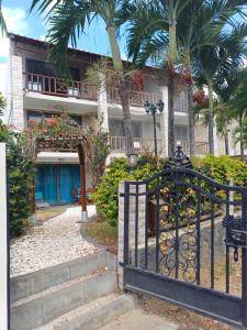une porte en face d'un bâtiment planté de palmiers dans l'établissement Kaeya, à Flic-en-Flac