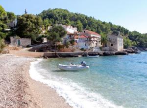 ein Boot auf dem Wasser neben einem Strand in der Unterkunft Holiday Home Jadranka in Gdinj + 13 Fotos