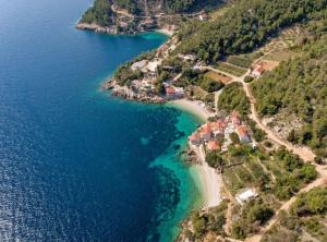 Luftaufnahme eines Strandes und des Meeres in der Unterkunft Holiday Home Jadranka in Gdinj