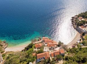 eine Luftansicht eines Hauses neben dem Strand in der Unterkunft Holiday Home Jadranka in Gdinj