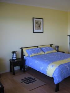 1 dormitorio con 1 cama y una foto en la pared en Lindsays of Kangaroo Island, en Penneshaw