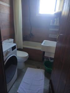 ポルドロソスにあるVilla Dorothy360のトイレと洗面台のある小さなバスルーム