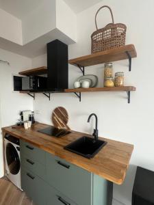 Kitchen o kitchenette sa Deluxe Studio La Cambre - with view