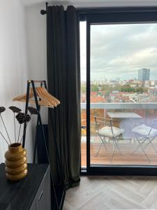 Un balcón o terraza en Deluxe Studio La Cambre - with view