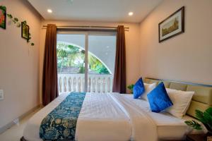 Rúm í herbergi á Luxurious 2BHK With Pool