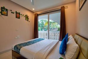 Rúm í herbergi á Luxurious 2BHK With Pool