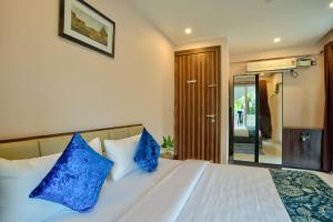 Rúm í herbergi á Luxurious 2BHK With Pool