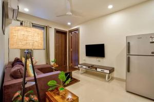 TV a/nebo společenská místnost v ubytování Luxurious 2BHK With Pool