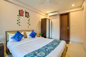 Rúm í herbergi á Luxurious 2BHK With Pool