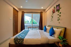 Rúm í herbergi á Luxurious 2BHK With Pool