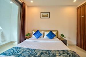 Rúm í herbergi á Luxurious 2BHK With Pool