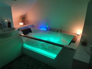 Foto dalla galleria di Relaxing Attic Room with En-suite Jacuzzi bath a Kent