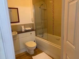 een badkamer met een toilet, een wastafel en een douche bij Morrisons 2 weeks plus city centre 2 bedroom Apt in Aberdeen