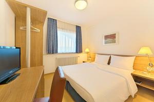 Televiisor ja/või meelelahutuskeskus majutusasutuses Sapia Hotel St. Fridolin