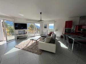 TV a/nebo společenská místnost v ubytování Appartement standing vue lac + 7 fotografií