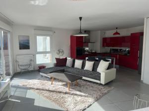 Kuchyň nebo kuchyňský kout v ubytování Appartement standing vue lac