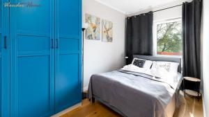 a bedroom with a blue cabinet next to a bed at Wonder Home- Sienkiewicza 9, ścisłe centrum, blisko deptaka in Świeradów-Zdrój