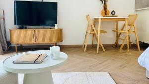 TV a/nebo společenská místnost v ubytování MY Cabane -POOL HOUSE avec Sauna privée près de Bruxelles