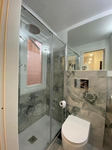 une salle de bain avec toilettes et douche en verre dans l'établissement IL RE Apartment, à Turin
