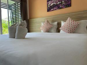 Postel nebo postele na pokoji v ubytování โรงแรม ทิพย์บุรี ริเวอร์ไซด์