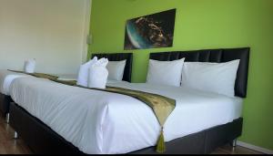 Postel nebo postele na pokoji v ubytování โรงแรม ทิพย์บุรี ริเวอร์ไซด์ + 1 fotografie