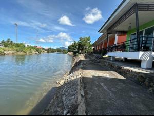 Výhled na řeku, která protéká v blízkosti hotelu