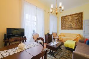 a living room with a couch and a table at Casa da Avó Guida in Ponta Delgada