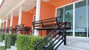 Balkón nebo terasa v ubytování โรงแรม ทิพย์บุรี ริเวอร์ไซด์