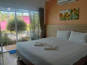 Postel nebo postele na pokoji v ubytování โรงแรม ทิพย์บุรี ริเวอร์ไซด์