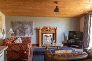 a living room with a couch and a table at Wild Oats 14 Yellowtop Country Park in Foggathorpe