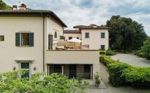 una vista exterior de una casa con patio en Villa Dante, en Florencia