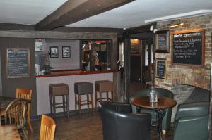 The lounge or bar area at Queenshead Inn 